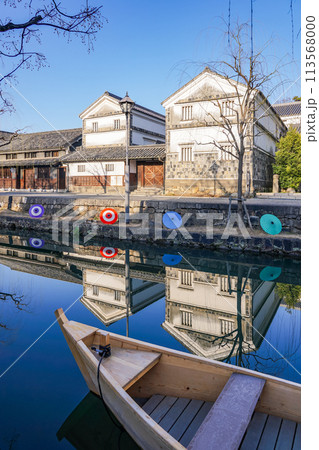 春のイベント 和傘が並ぶ倉敷美観地区の町並み（岡山県倉敷市） 113568000