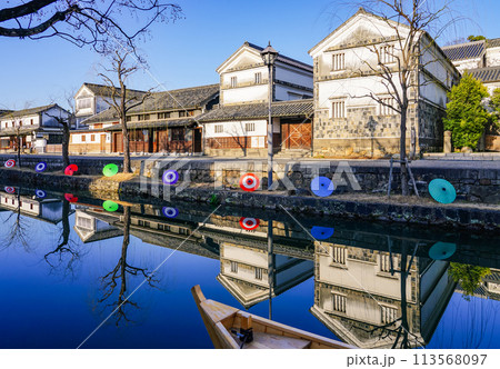 春のイベント 和傘が並ぶ倉敷美観地区の町並み（岡山県倉敷市） 113568097