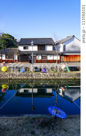 春のイベント 和傘が並ぶ倉敷美観地区の町並み（岡山県倉敷市） 113568101