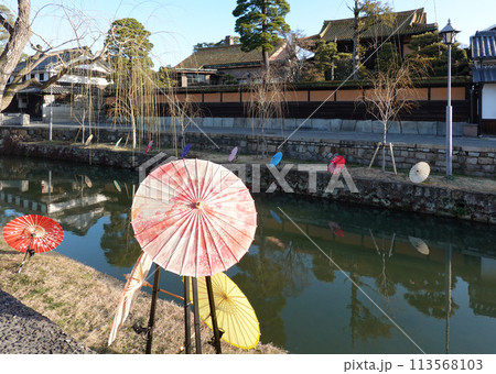 春のイベント 和傘が並ぶ倉敷美観地区の町並み(岡山県倉敷市) 春のイベント 和傘が並ぶ倉敷美観地区の町並み(岡山県倉敷市) 113568103