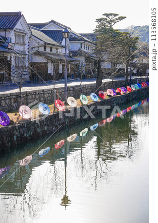 春のイベント 和傘が並ぶ倉敷美観地区の町並み（岡山県倉敷市） 113568105