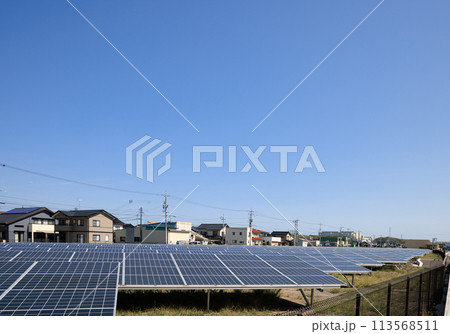 住宅の中にある太陽光ソーラーパネル 113568511