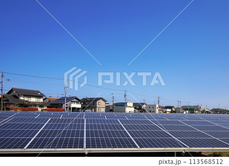 住宅の中にある太陽光ソーラーパネル 住宅の中にある太陽光ソーラーパネル 113568512
