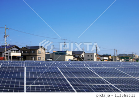 住宅の中にある太陽光ソーラーパネル 113568513