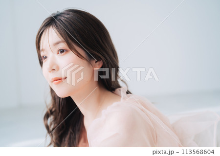 若い女性のビューティー・ファッションイメージ 113568604