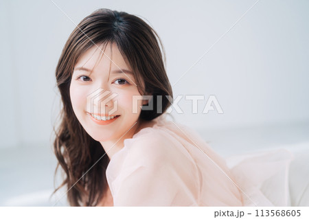 若い女性のビューティー・ファッションイメージ 113568605