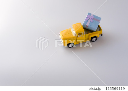 プレゼントのイメージ 小箱と車 プレゼントのイメージ 小箱と車 113569119