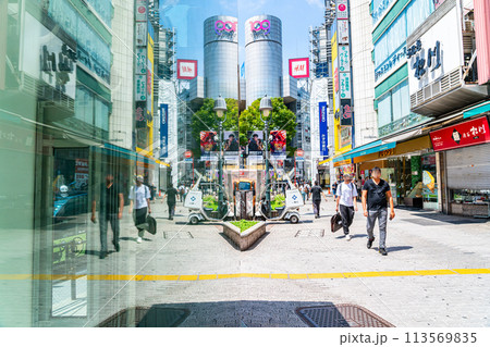 【東京都】ガラスに映り込む渋谷109 113569835