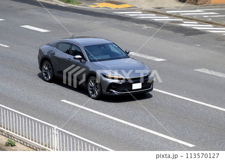 走行中のセダン　イメージ 113570127