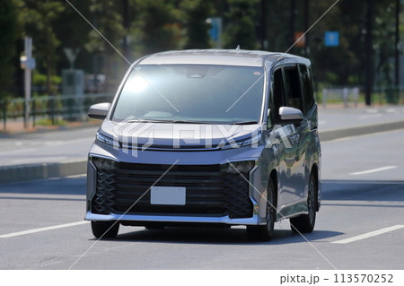 走行中のミニバン　イメージ 113570252