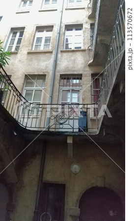 フランス・リヨン旧市街  古いアパート 113570672