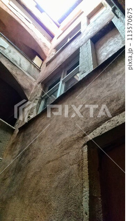 フランス・リヨン旧市街 古いアパート フランス・リヨン旧市街 古いアパート 113570675