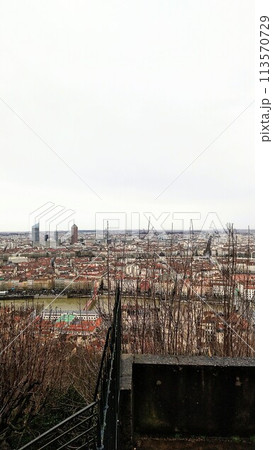 フランス・リヨン　フルヴィエールの丘から見るリヨンの街並み 113570729