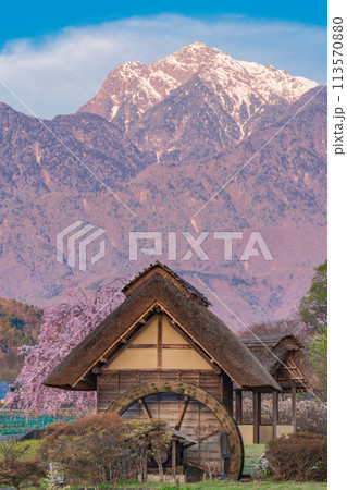 【山梨県】北杜市武川町、水車の里公園の枝垂桜と残雪の南アルプス 【山梨県】北杜市武川町、水車の里公園の枝垂桜と残雪の南アルプス 113570880