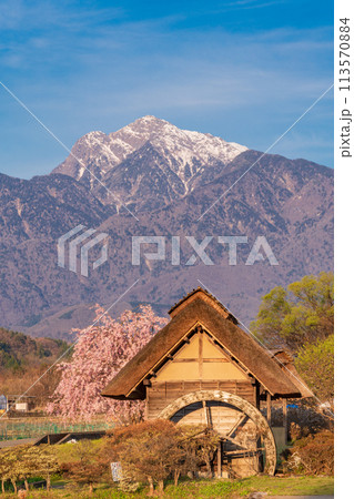【山梨県】北杜市武川町、水車の里公園の枝垂桜と残雪の南アルプス 【山梨県】北杜市武川町、水車の里公園の枝垂桜と残雪の南アルプス 113570884