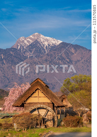 【山梨県】北杜市武川町、水車の里公園の枝垂桜と残雪の南アルプス 【山梨県】北杜市武川町、水車の里公園の枝垂桜と残雪の南アルプス 113570885