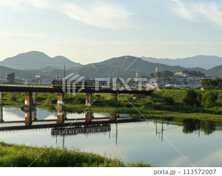大和川を渡る近鉄道明寺線の電車 113572007