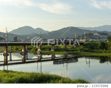 大和川を渡る近鉄道明寺線の電車 113572008