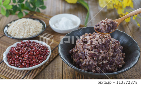 砂糖なしで作る発酵あんこ｜材料の小豆と米麹と塩 113572878