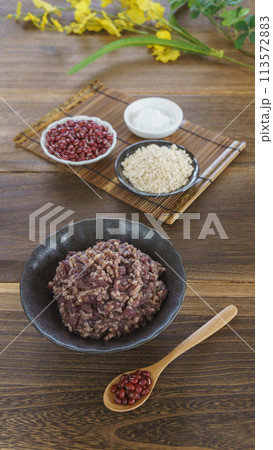 砂糖なしで作る発酵あんこ|材料の小豆と米麹と塩 砂糖なしで作る発酵あんこ|材料の小豆と米麹と塩 113572883