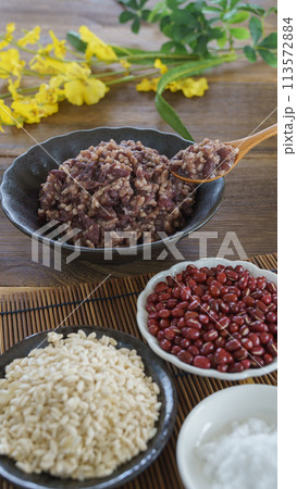 砂糖なしで作る発酵あんこ|材料の小豆と米麹と塩 砂糖なしで作る発酵あんこ|材料の小豆と米麹と塩 113572884
