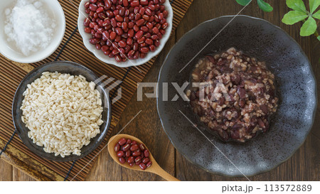 砂糖なしで作る発酵あんこ|材料の小豆と米麹と塩 砂糖なしで作る発酵あんこ|材料の小豆と米麹と塩 113572889