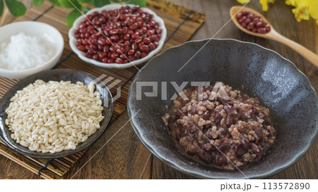 砂糖なしで作る発酵あんこ|材料の小豆と米麹と塩 砂糖なしで作る発酵あんこ|材料の小豆と米麹と塩 113572890