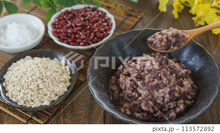砂糖なしで作る発酵あんこ｜材料の小豆と米麹と塩 113572892