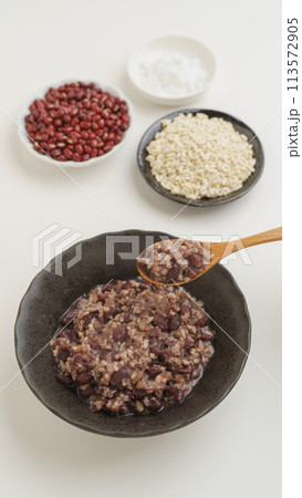砂糖なしで作る発酵あんこ|材料の小豆と米麹と塩 砂糖なしで作る発酵あんこ|材料の小豆と米麹と塩 113572905