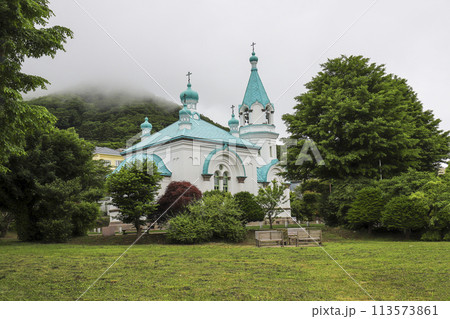 雲に覆われた函館山の麓の函館ハリストス正教会 雲に覆われた函館山の麓の函館ハリストス正教会 113573861