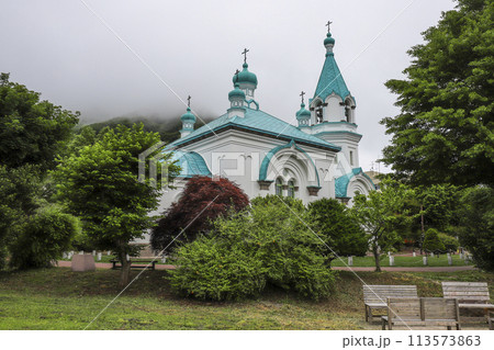 雲に覆われた函館山の麓の函館ハリストス正教会 雲に覆われた函館山の麓の函館ハリストス正教会 113573863