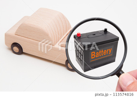 車のバッテリーをクローズアップ 車のバッテリーをクローズアップ 113574816