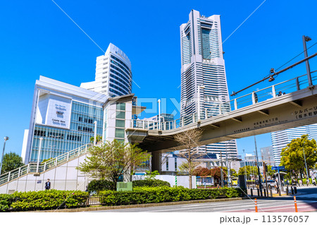 日本の横浜都市景観 桜木町駅前や横浜ランドマークタワー、桜木町駅前歩道橋などを望む＝10日　 113576057