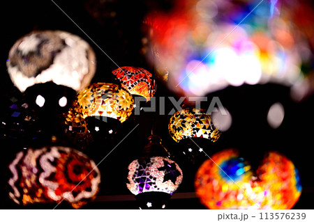 中東オマーンの古都、ニズワのスークにあるランプ店 113576239