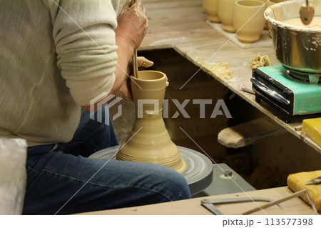 陶芸をする男性の手元 113577398