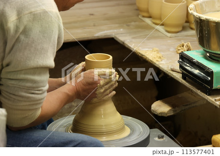 陶芸をする男性の手元 陶芸をする男性の手元 113577401