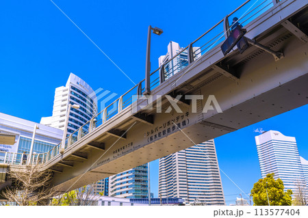 日本の横浜都市景観 桜木町駅前や横浜ランドマークタワー、桜木町駅前歩道橋などを望む=10日 日本の横浜都市景観 桜木町駅前や横浜ランドマークタワー、桜木町駅前歩道橋などを望む=10日 113577404