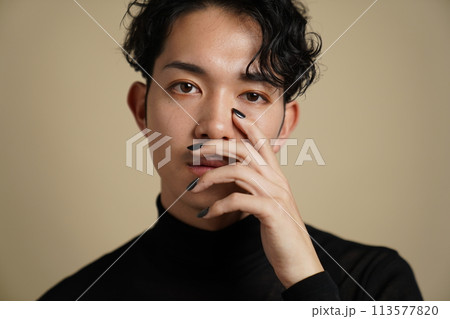 若い男性のメンズビューティーイメージ 若い男性のメンズビューティーイメージ 113577820