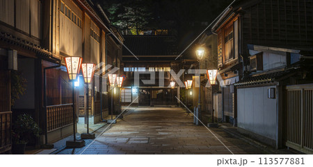 金沢のひがし茶屋街のパノラマ夜景 113577881