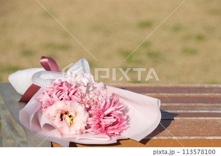 ベンチの上の花束 113578100