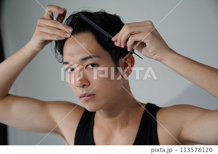 ヘアセットをする若い男性 113578120