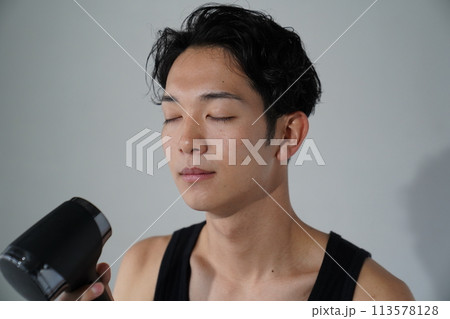 ヘアセットをする若い男性 ヘアセットをする若い男性 113578128