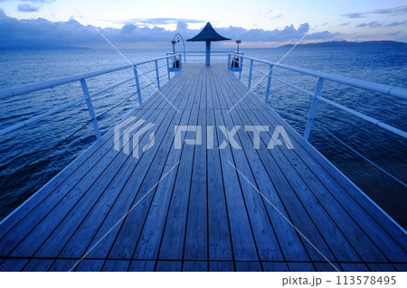 石垣島の夕暮れのフサキビーチの桟橋 113578495
