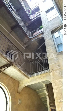 フランス・リヨン旧市街  古いアパート 113578512
