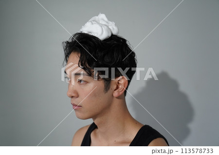 シャンプーをする若い男性 113578733