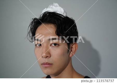 シャンプーをする若い男性 シャンプーをする若い男性 113578737