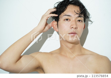 若い男性の上半身アップポートレート 113578854