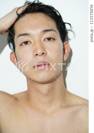 若い男性の上半身アップポートレート 113578856