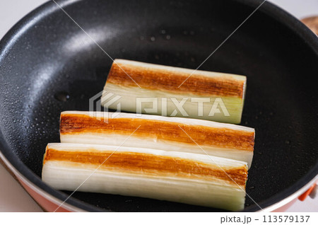 フライパンで焼く長ねぎ フライパンで焼く長ねぎ 113579137