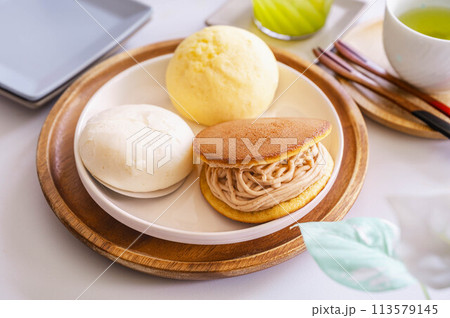 お皿の上のお茶菓子 113579145